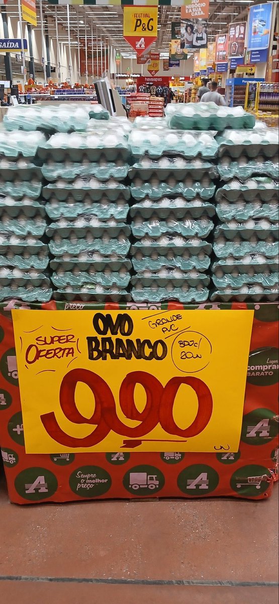 Cartela de ovos nos supermercados do país. No  governo Lula, claro né meu filho.