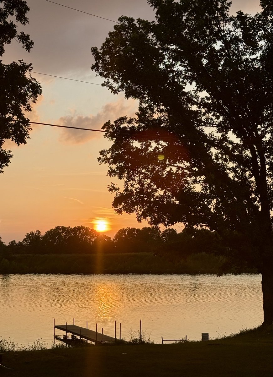 Supersonic_Red's tweet image. We are only here for a little while; make the most of it. I saw that golden light I've sought out since I was a child streaking through the window pane, compelling me once again to come outside and play.
I ran outside to greet it.
I see Him everywhere.