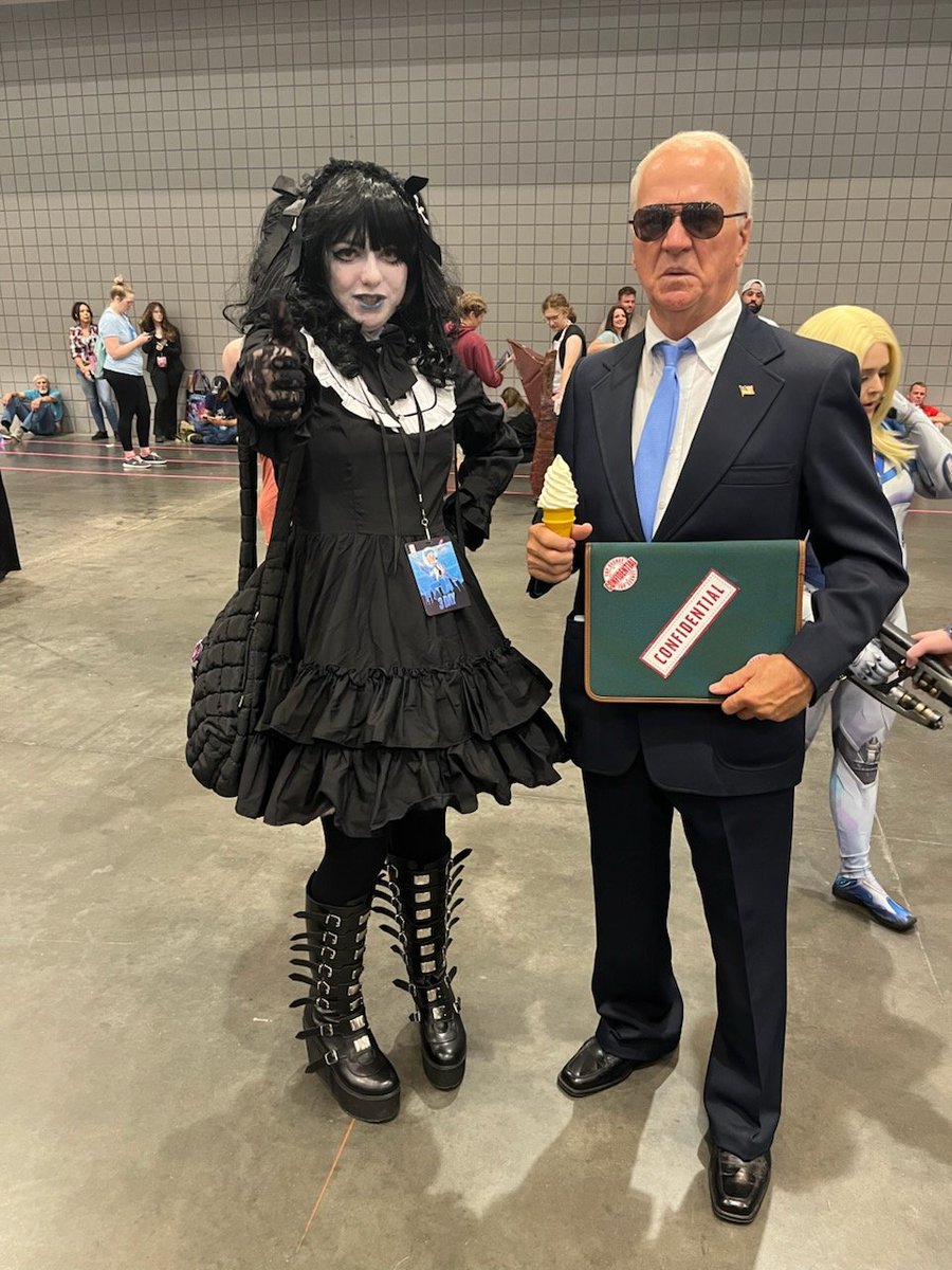 puppyk1nz's tweet photo. I cosplayed the dollfie ver of Mana-sama for Galaxy Con🖤🐈‍⬛️ #galaxyconraleigh https://t.co/dPlxOHDsuB