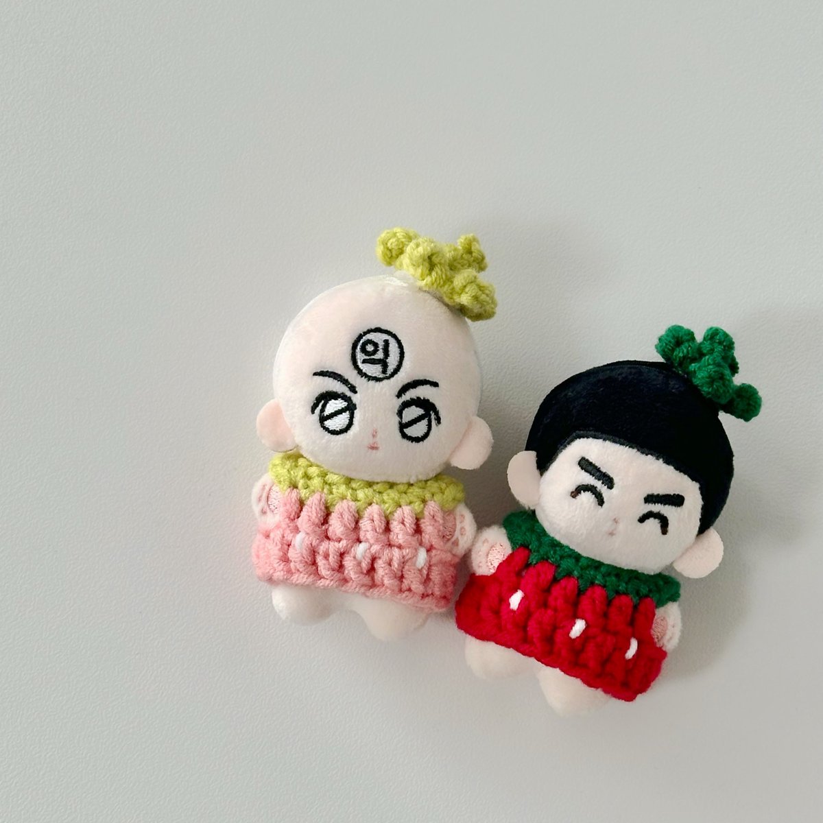 infujeram's tweet image. 커피 가지러 가게 가려고 나왔다가 마럽님 택배 받고 다시 빽ㅋㅋㅋㅋㅋㅋ 손에 모터 달고 보내주신 옷들 귀여워서 우뜨케에ㅠㅠㅠㅠㅠㅠ 요즘 입만 열면 우뜨케 우뜨케ㅠ 존나 힘들어서 날것 그대로의 감정이 나오는 와중에도 목깅이 보면 우뜨케ㅠㅠㅠㅠㅠㅠ 하고 빙구가 되 순기능을 하고 있는…