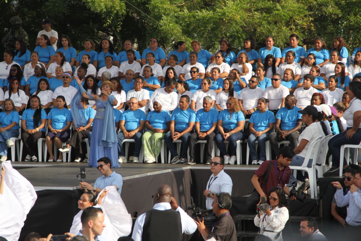 MinGobiernoEc's tweet photo. El ministro José De La Gasca compartió un espacio de alegría, cultura y orgullo en el Festival “Es Tiempo de Guayaquil”, junto a familias que aman profundamente su ciudad y celebran su historia mucho  entusiasmo. https://t.co/hMKjRhX6qo