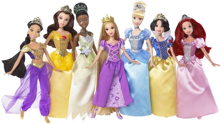 fashionpixie_'s tweet image. imagina se a mattel se empenhasse em fazer uma linha toda de princesas com saran e roupa de tecido