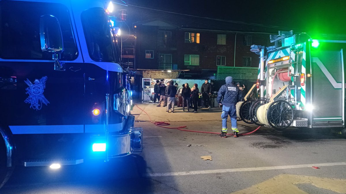 cbsantiago's tweet photo. 🔴 AHORA: el Cuerpo de Bomberos de Santiago responde con máquinas y Voluntarios de 3 Compañías ante llamado por presencia de #fuego en edificio de 3 pisos de Av. Vicuña Mackenna y José Miguel Infante, en la comuna de #Renca.
@Comandantecbs 
@Muni_Renca https://t.co/Flh5HjgWMQ