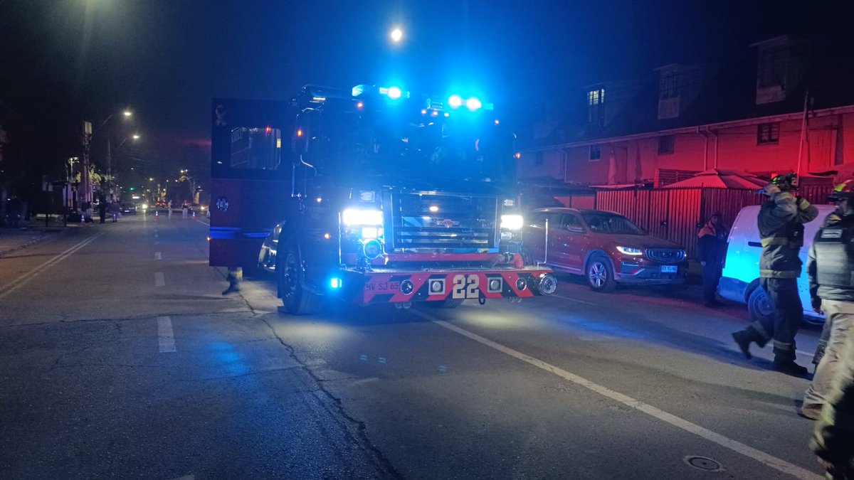 cbsantiago's tweet photo. 🔴 AHORA: el Cuerpo de Bomberos de Santiago responde con máquinas y Voluntarios de 3 Compañías ante llamado por presencia de #fuego en edificio de 3 pisos de Av. Vicuña Mackenna y José Miguel Infante, en la comuna de #Renca.
@Comandantecbs 
@Muni_Renca https://t.co/Flh5HjgWMQ