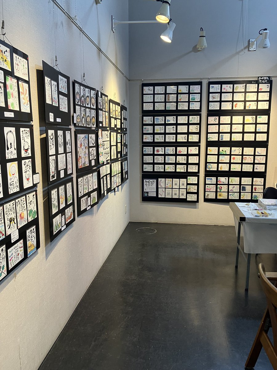 hitsuji1010's tweet image. 茶房 田園にて開催中の“己書”作品展を見に来ました。
みなさんの個性がキラキラで見ていて楽しいし、たくさん刺激を受けました。