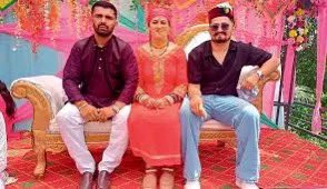 cabeceramx's tweet image. Controversia en India por una tradicional boda en la que dos hermanos se casan con la misma mujer cabecera.mx/controversia-e…