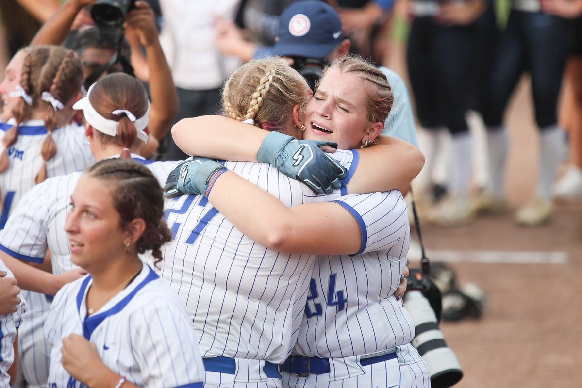 IAsoftball_'s tweet image. 馃敟VAN METER BULLDOGS 鉃★笍 BACK-TO-BACK 2A STATE CHAMPIONS馃敟
#IAsoftball X #iahssb