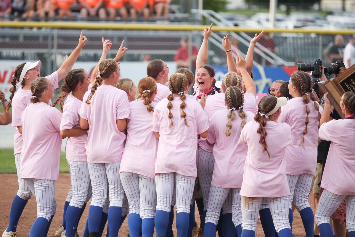 IAsoftball_'s tweet image. 馃敟VAN METER BULLDOGS 鉃★笍 BACK-TO-BACK 2A STATE CHAMPIONS馃敟
#IAsoftball X #iahssb
