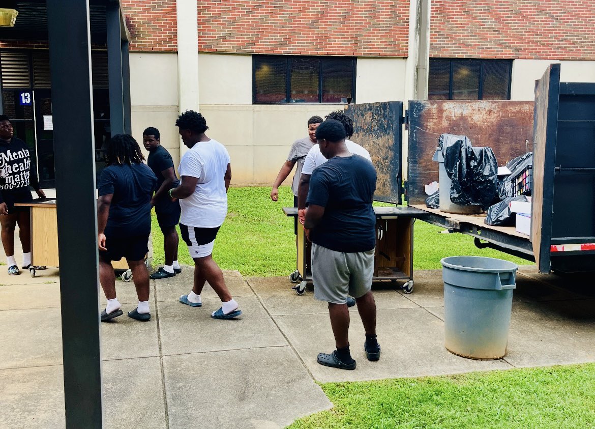 footballopelika's tweet image. Our guys leading by serving this week at OMS and Northside💪
Taking out trash, filling dumpsters, and moving furniture. Getting ready for a great school year all across the city!
#OwnIt