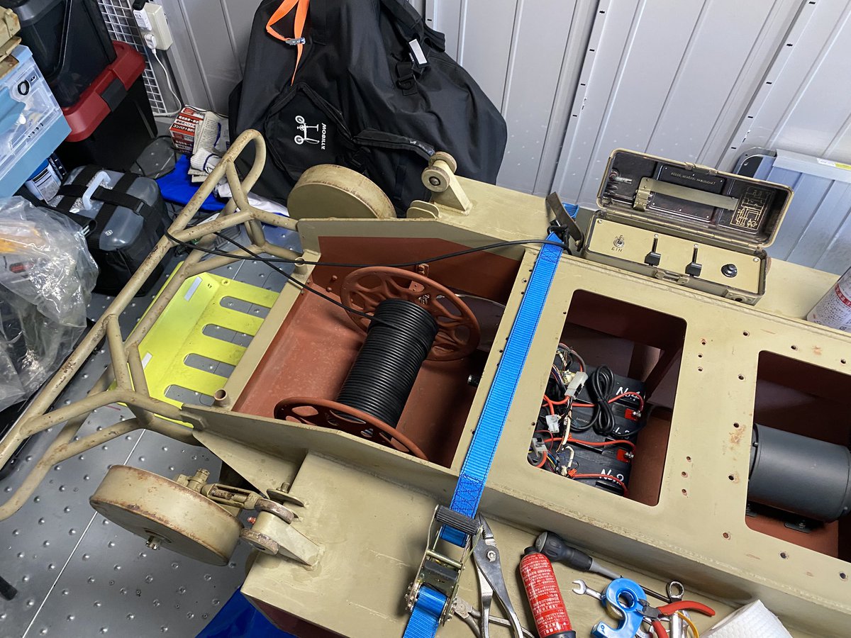 tamatetu's tweet image. 1/1の全金属製Sd.Kfz.302。
確か10年近く前に某富士の麓に輸入されたチェコ製のレプリカです。
ある情報を元に5、6年以上茨城の軒下に置いたままとの事だったのでなんとかお願いして引き取って来た訳ですが・・・
覚悟をしてバラしてみたら
①履帯、錆により30箇所以上固着(一部溶接割れ)
②…