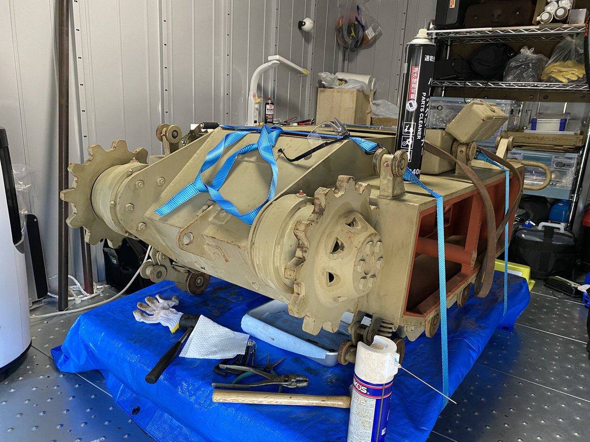 tamatetu's tweet image. 1/1の全金属製Sd.Kfz.302。
確か10年近く前に某富士の麓に輸入されたチェコ製のレプリカです。
ある情報を元に5、6年以上茨城の軒下に置いたままとの事だったのでなんとかお願いして引き取って来た訳ですが・・・
覚悟をしてバラしてみたら
①履帯、錆により30箇所以上固着(一部溶接割れ)
②…