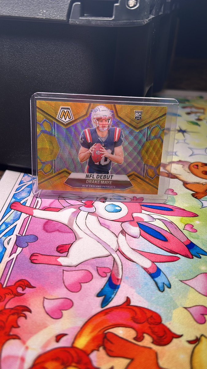theripqueen's tweet image. I debated hard with myself. If I wanted to post this one or not….
Drake Maye gold mosaic NFL debut 17/17. There’s no comps. $350 obo.