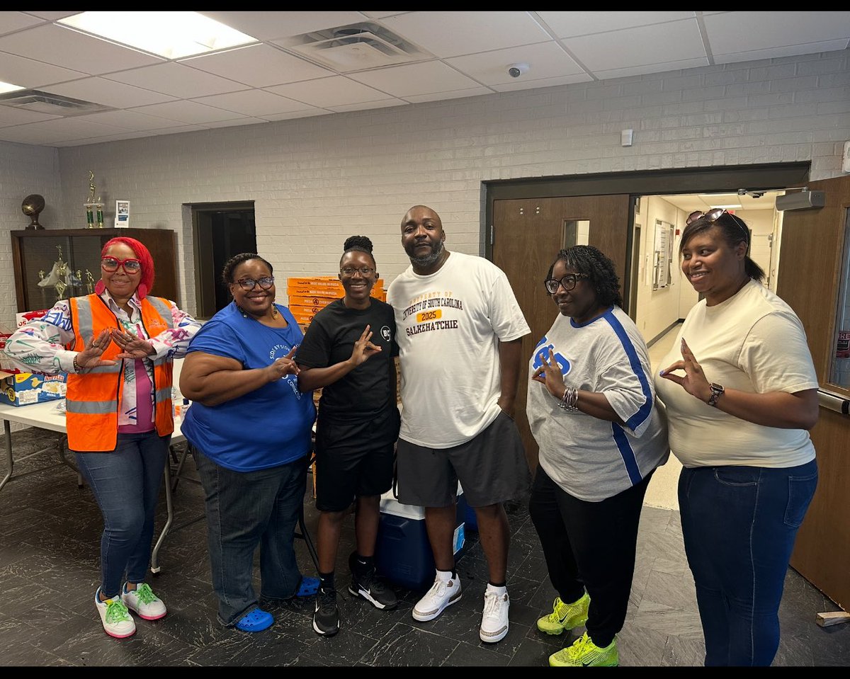Friday Night Youth Hoops @ Colleton County Rec Department.. Youth hoops 6 p.m. until midnight.  Great group of volunteers providing food for the community.  #inthecommunity #thesalkway #salkathletics <a href="/ColletonCounty/">ColletonCountyGov</a> <a href="/USCSalkWBB/">USC Salk WBB</a> <a href="/SalkAthletics/">USC Salkehatchie</a> <a href="/GoColletonRec/">Colleton County Parks and Recreation</a>