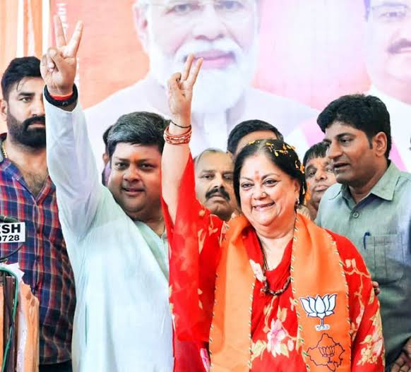 manish_sunda01's tweet photo. क्या इन लोगों का भी कुछ दायित्व था। पता नहीं कितनी बार के सांसद, विधायक है।
वसुंधरा जी 2 बार मुख्यमंत्री रही लेकिन अपना घर नहीं सुधार पायी 
नेता बस राजनीति करेंगे, आम लोग इस तरह ही मरते रहेंगे।
#सरकारीस्कूल https://t.co/fwcolqdzyI