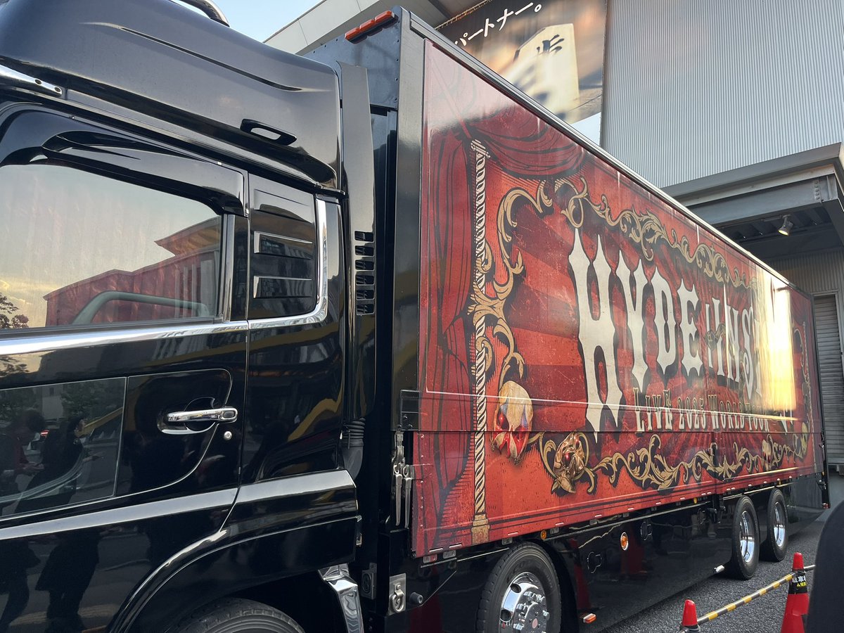moco1_moco2's tweet photo. 従姉妹と2人でHYDE INSIDE LIVE名古屋2日目行きましたー♡
ふくらはぎの限界までジャンプした🕴🕴🕴
楽しかった〜☺️
全方向美悪魔！
常にシャッターチャンス！
って感じだけど、頭振りすぎて視界は常にブレまくりになるジレンマ
#ZeppNagoya 
#HYDEINSIDELIVE2025WORLDTOUR 
#HYDE https://t.co/Ke9sOJKfsS