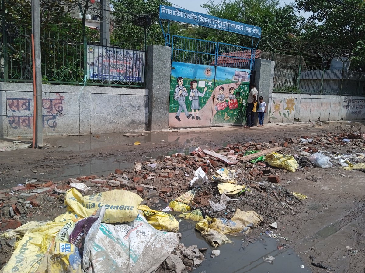 HND1900's tweet photo. @MCD_Delhi , Sir, The condition of cleanliness is very poor &amp; dangerous for school children &amp; residents of RAILWAY COLONY &amp; PANDIT MOHALLAH in MANDAWALI AREA . plz, provide cleanliness ,carpeted road, drainage for passing rainy water. Thanks https://t.co/EipaCUm1ua