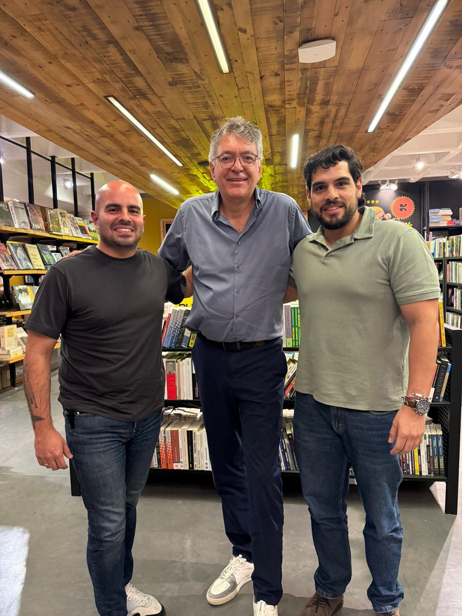 matecastano's tweet image. Hoy me vi con estos dos cracks:
El mejor economista de Colombia y el próximo presidente de Colombia.
Con gente como @SantiagoTobon y @MauricioCard #AvanzaColombia.