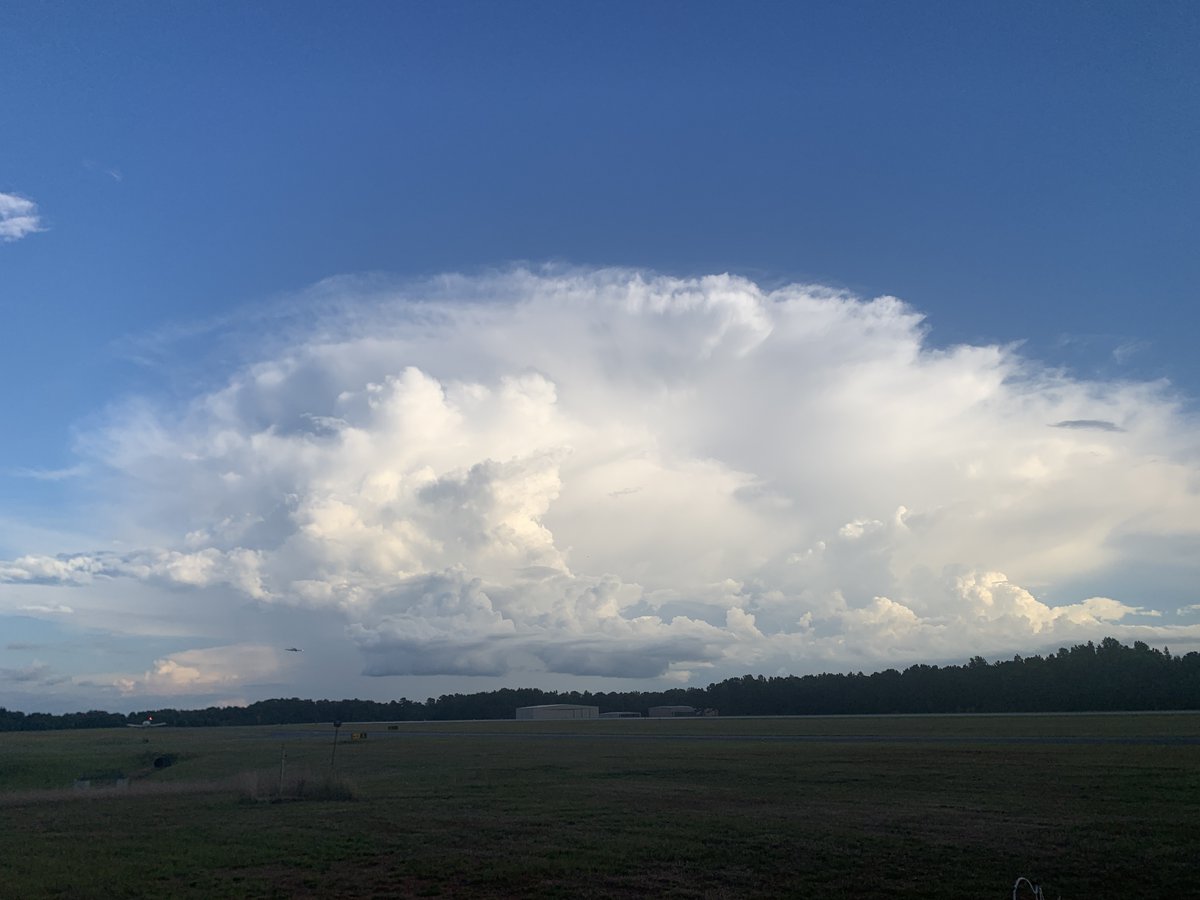 NWSAtlanta's tweet image. Tonight was perfect for viewing different cloud formations at the balloon launch!
📷1) Mammatus clouds
📷2) Cumulonimbus cloud complete with a widespread anvil seen from ~25 miles away!
To learn more about clouds check out noaa.gov/jetstream/clou…. #gawx