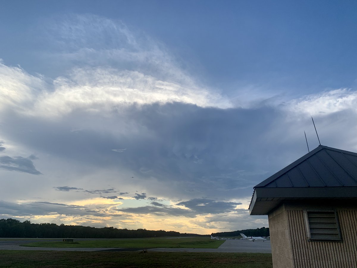 NWSAtlanta's tweet image. Tonight was perfect for viewing different cloud formations at the balloon launch!
📷1) Mammatus clouds
📷2) Cumulonimbus cloud complete with a widespread anvil seen from ~25 miles away!
To learn more about clouds check out noaa.gov/jetstream/clou…. #gawx