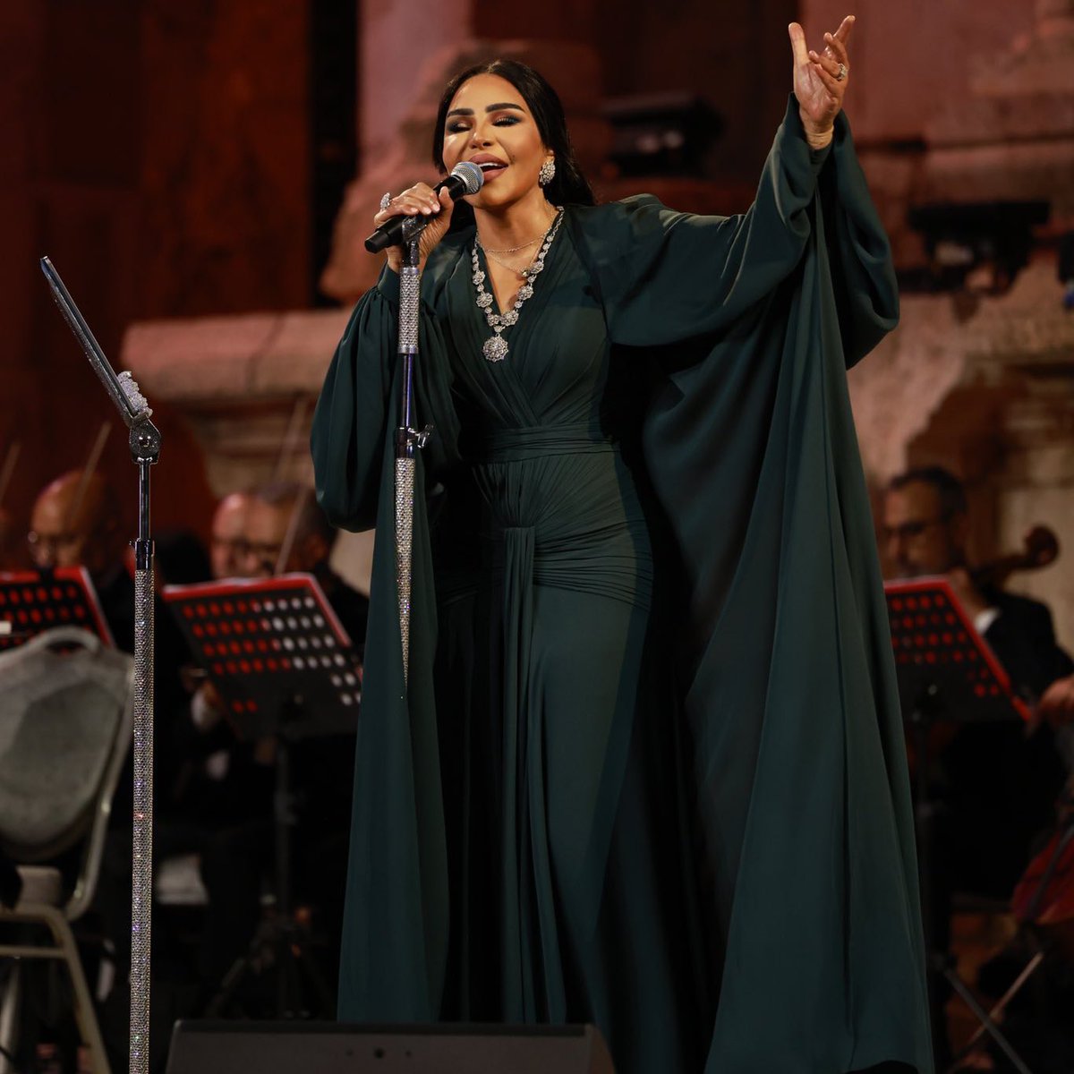 inoon74's tweet image. ميكب ✨
تسريحة ✨
فستان✨ 
أجمل إطلاله لـ احـلام في 2025 💚
@AhlamAlShamsi