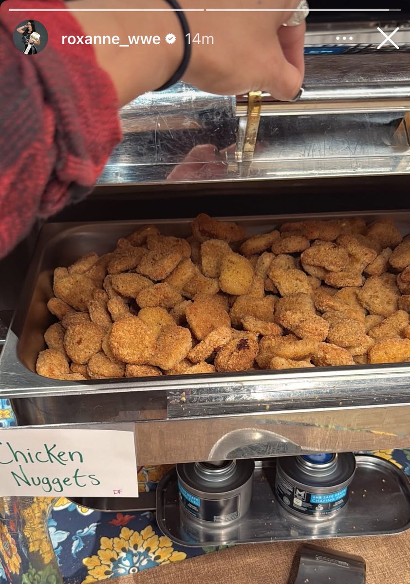 MiguelPerezWWE's tweet image. Roxanne Perez ya preparó su nugets de pollo para Dirty Dom. ¡A celebrar su victoria de esta noche! #WWE #SmackDown 🐔