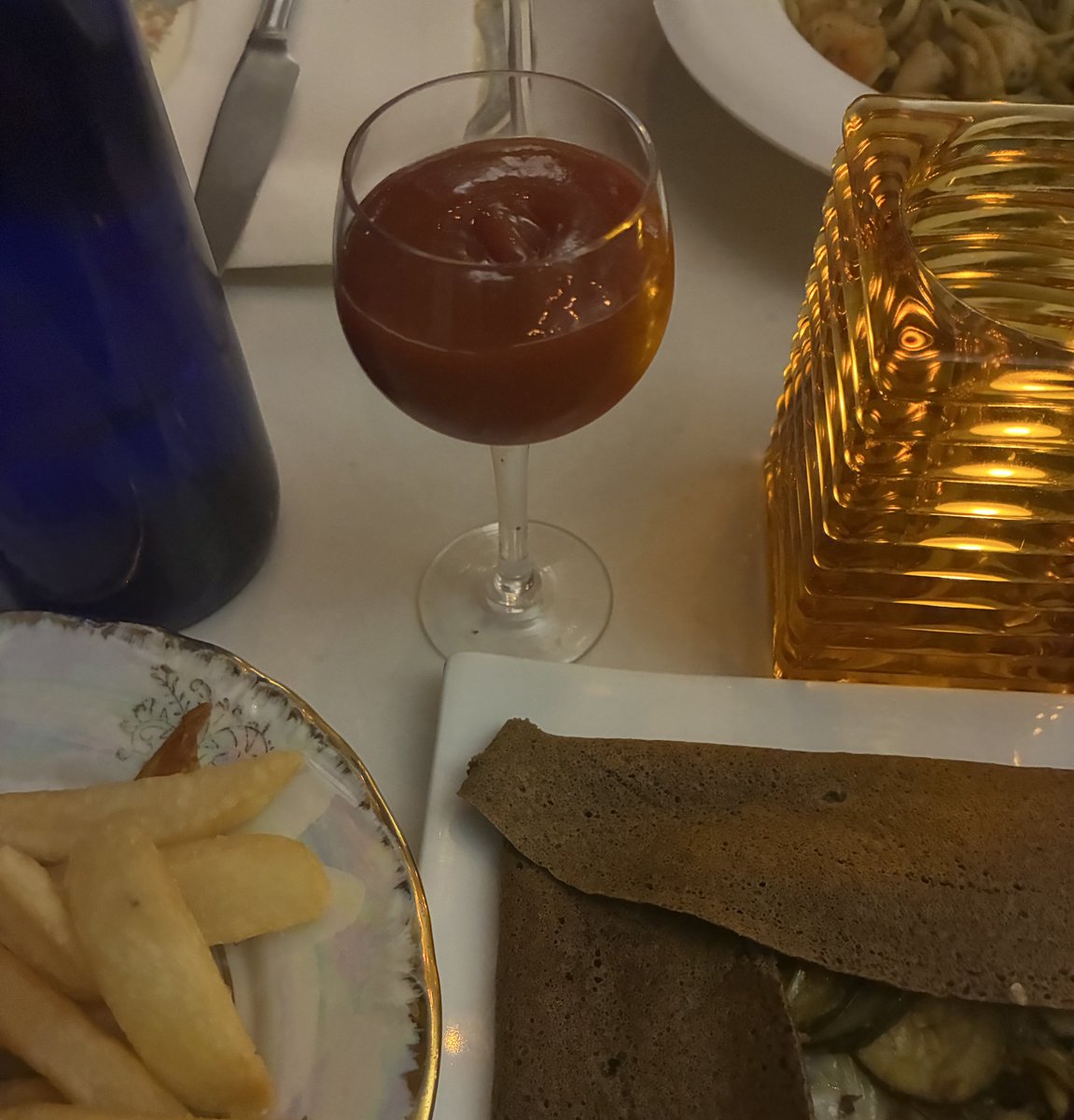 rebeccaverse's tweet image. i asked for ketchup and the waiter came out with this and now i feel like a literal child