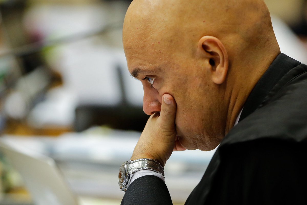 OliverNoronha's tweet image. Alexandre de Moraes poderá tentar fugir!
A Lei Magnitsky tornará a vida dele insuportável e insegura no Brasil, pois quem tentar ajudar irá enfrentar consequências pesadas também..