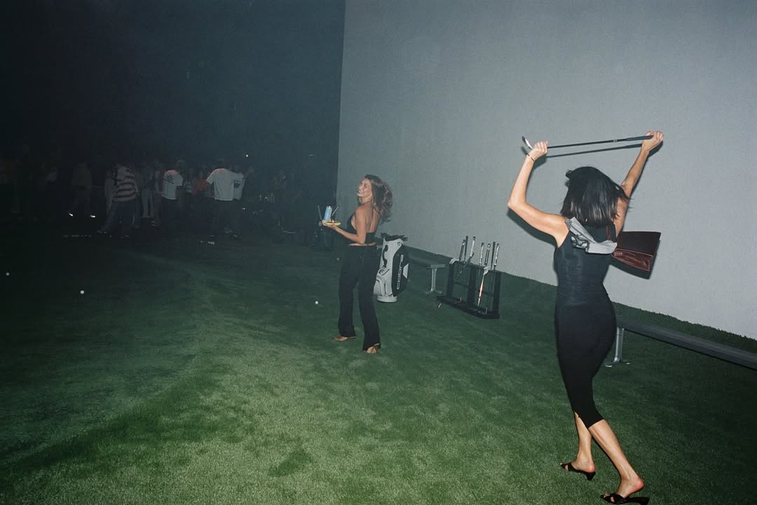 portalhaileybr's tweet image. Hailey Bieber com Justin Bieber, Kendall Jenner e outros amigos durante a festa &quot;SWAG x SKYLRK&quot; no The Bird Street Club, em West Hollywood, Califórnia. (24/07)