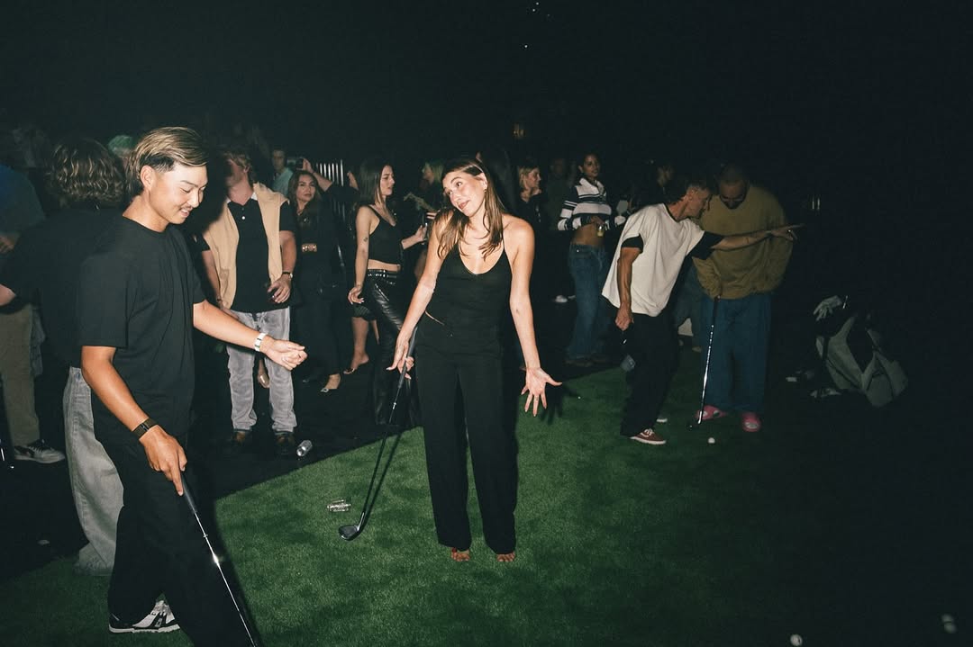 portalhaileybr's tweet image. Hailey Bieber com Justin Bieber, Kendall Jenner e outros amigos durante a festa &quot;SWAG x SKYLRK&quot; no The Bird Street Club, em West Hollywood, Califórnia. (24/07)