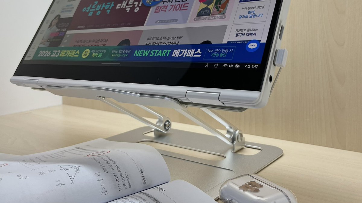 gamnistudy's tweet image. #제품제공
《공단기 X 노르잇 독서대 이벤트》
공무원 누적 합격생 3만명 이상 배출! 네이버, yes24 독서대 1위!
지금 3만원대 독서대를 🔥무료🔥로 가져갈 수 있대요!!
디자인도 예쁘고, 이렇게 고정력 좋은 독서대는 첨 봤어요... 노트북도 완전 가능 ㄷㄷ
타래에 링크 남겨둘게요 ໒꒱*॰