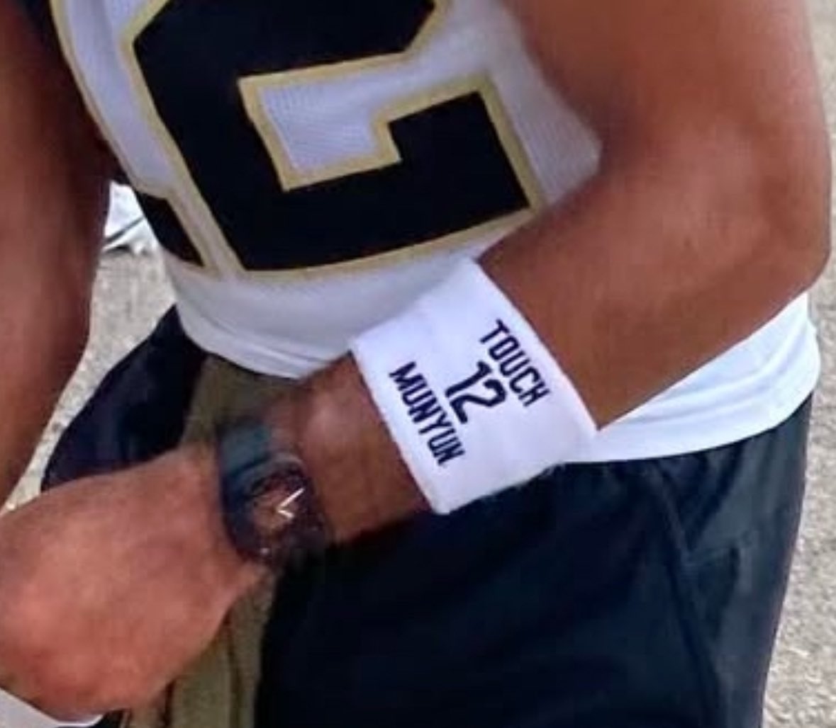 ihatebbls's tweet image. Chris Olave & Rashid Shaheed are wearing an arm band with “Touch Munyun” on it with their numbers 💰🔥