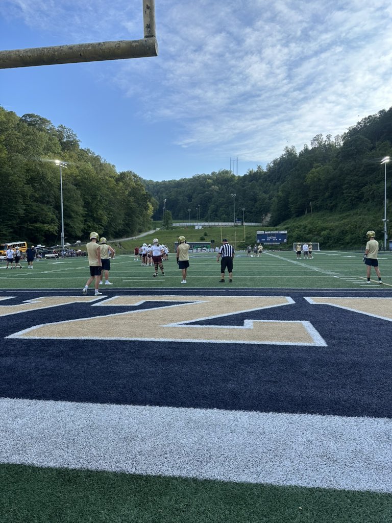 CoachBMeredith's tweet image. What an amazing day for us! Glasgow & Hazard for interviews and you can’t pass up the chance to see Tim Couch’s statue at Leslie County. How beautiful is this game and this state?!? @cleats2whistle @jax_arnett @coach_chandler thank you guys for today!!