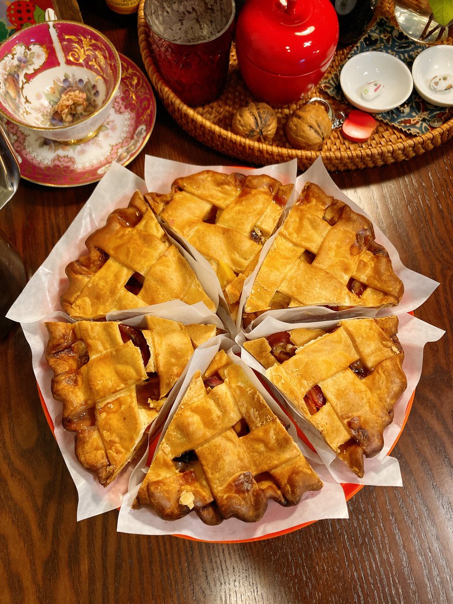 오늘의 메뉴 안내* 즐거운 토요일 파이를 먹기에 정말 좋은 날입니다! 🍎크럼블 애플파이 🍎브리티시 애플파이 🍒체리 크럼블 파이  🍑복숭아 파이 파이가 모두 소진되면 영업을 마감합니다. 감사합니다. 😊