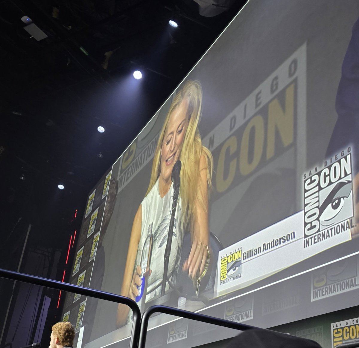 archivegilliana's tweet image. Gillian Anderson at the #TronAres panel. Kevin Smith asked her jokingly if this was her first sci-fi role. #SDCC2025 #SDCC25 #ComicCon 📸 @noz4a2