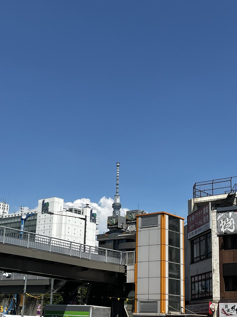 tottohoshi108's tweet image. せっかくだし朝近くのお店でモーニングなんて思ってたけど暑すぎてクーラーガンガンのホテルでこんな時間まで。笑
11時チェックアウトって素晴らしいね。
隙間から見えた電波塔たち🗼