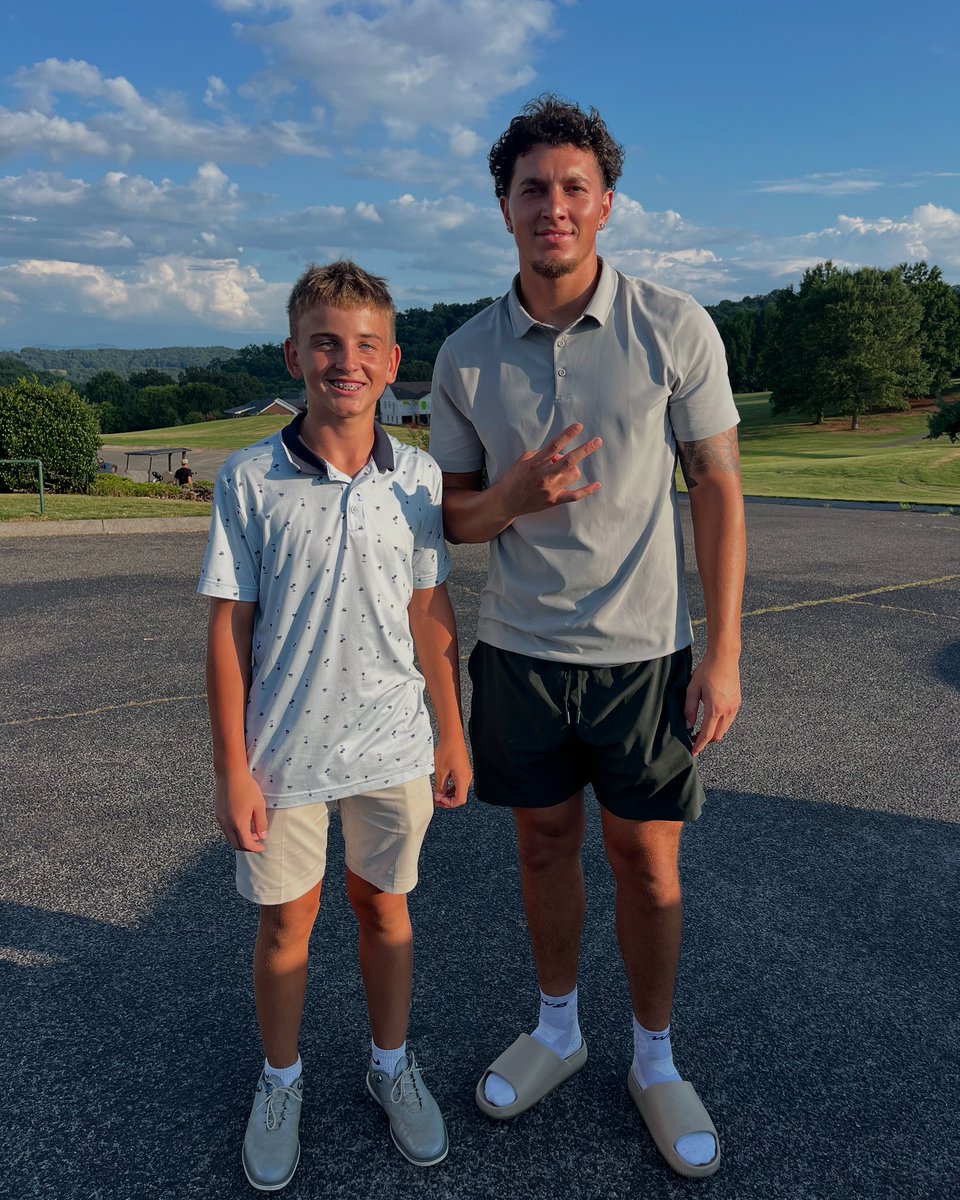 Thanks to @joeyaguilar_4 for taking the time to talk to Sonner today at the golf course while on the driving range.  We wish you the best and hope you have a great season with @vol_football this year!