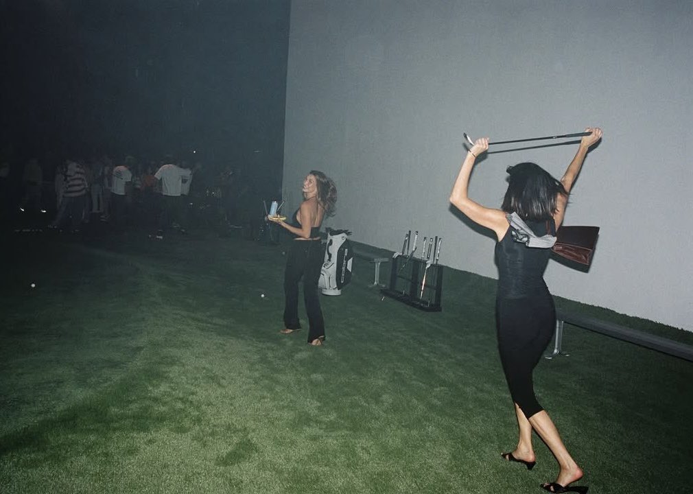 haileybfits's tweet image. Hailey with Justin and Kendall last night at the Swag listening party. 🖤