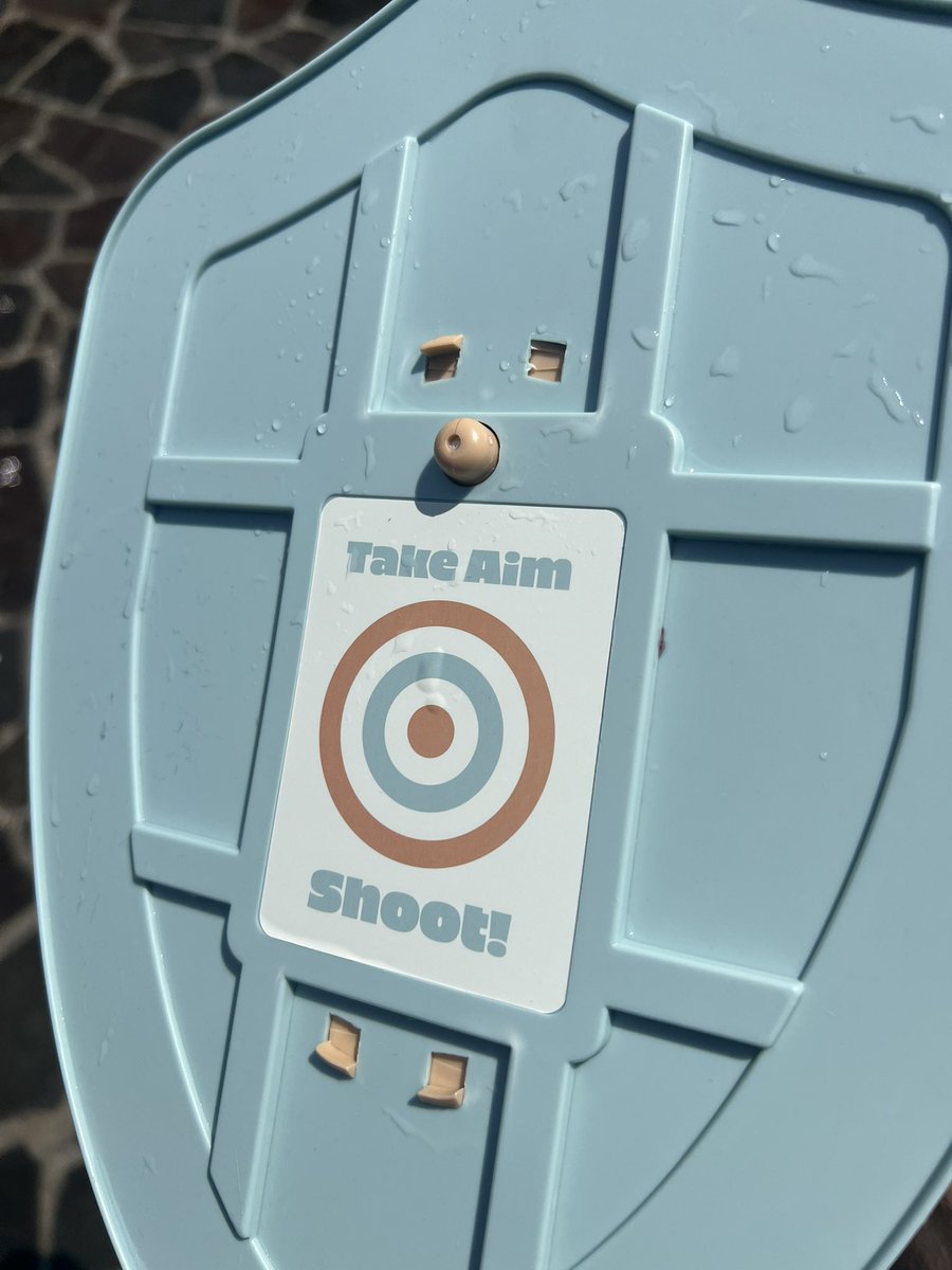 ShiningBlue_SKY's tweet image. 盾から出てる乳首、、じゃなくて盾型水鉄砲🔫