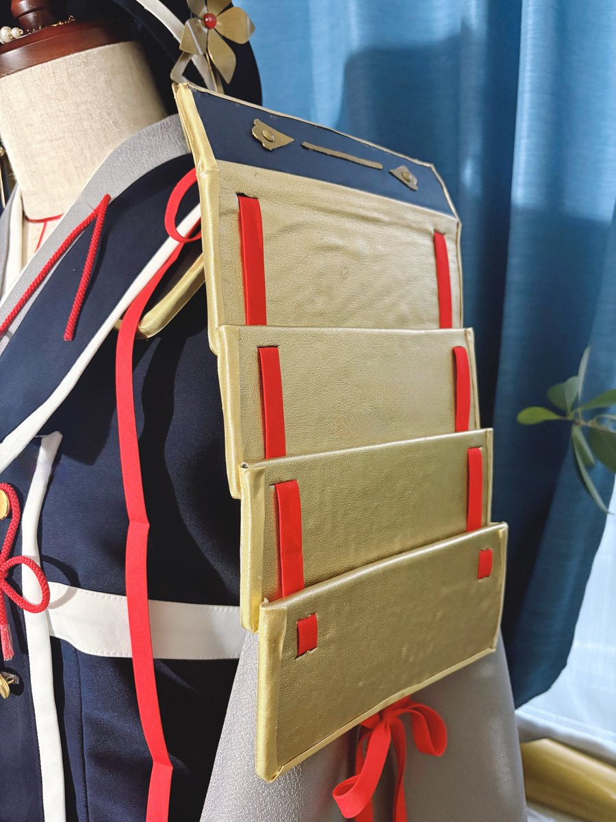 _kinosita's tweet photo. お仕事前に!
胸元の紋は缶バッジ! 大袖はあと紋とタッセルだけ(アイロンプリント…カットできそ?) 大袖固定具は一応トチカン仕込み(トチカンの着地点作ってないが?)
見えないところ着脱の楽さを優先するか、なるだけ“正解”に近づけるか悩ましい…(とても楽しい) https://t.co/pgYKZFmTKs
