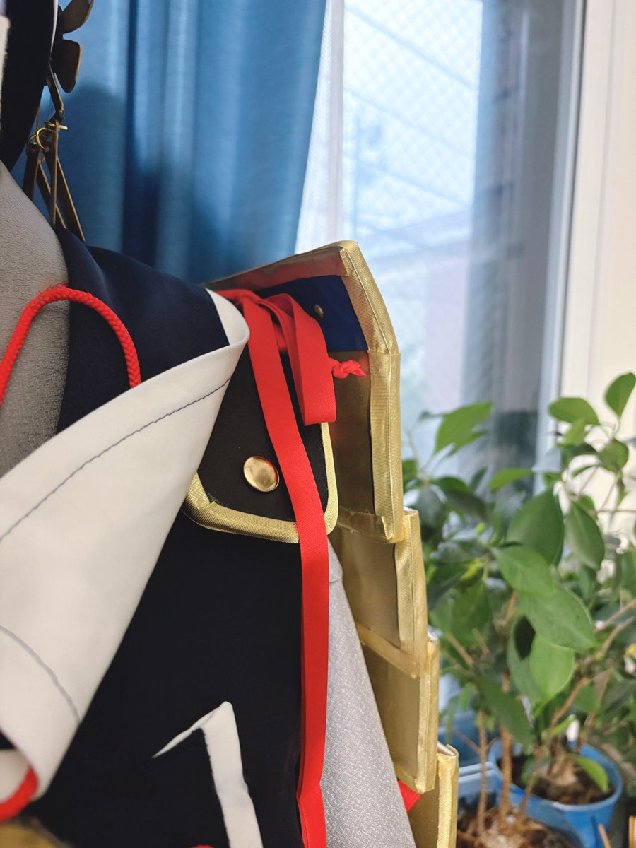 _kinosita's tweet photo. お仕事前に!
胸元の紋は缶バッジ! 大袖はあと紋とタッセルだけ(アイロンプリント…カットできそ?) 大袖固定具は一応トチカン仕込み(トチカンの着地点作ってないが?)
見えないところ着脱の楽さを優先するか、なるだけ“正解”に近づけるか悩ましい…(とても楽しい) https://t.co/pgYKZFmTKs
