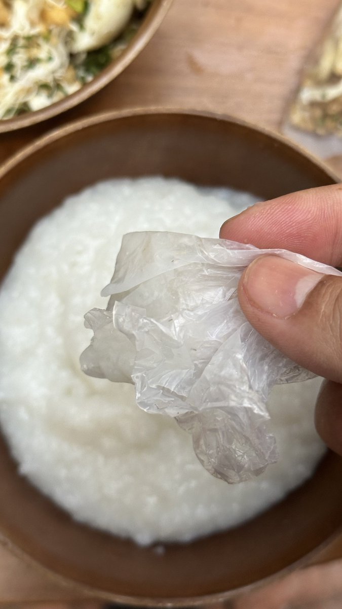 Dulu saking kisminnya kalau beli bubur ujung plastiknya ini diklomot krn sayang kalau nyisa. Padahal itu kan bekes tangan si emangnya ya 🤣