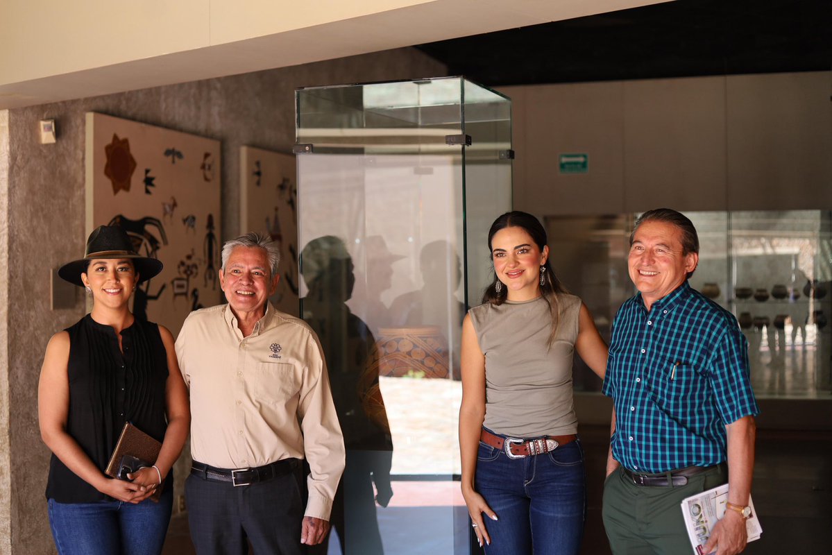 AndreaChavezTre's tweet image. Paquimé es nuestra joya cultural, y la impresionante región Noroeste, el corazón de nuestro desierto chihuahuense.
Hoy visitamos el Museo de las Culturas del Norte, en la Zona Arqueológica de Paquimé, patrimonio de la humanidad por la UNESCO.
Me llevo de tarea su preservación y…