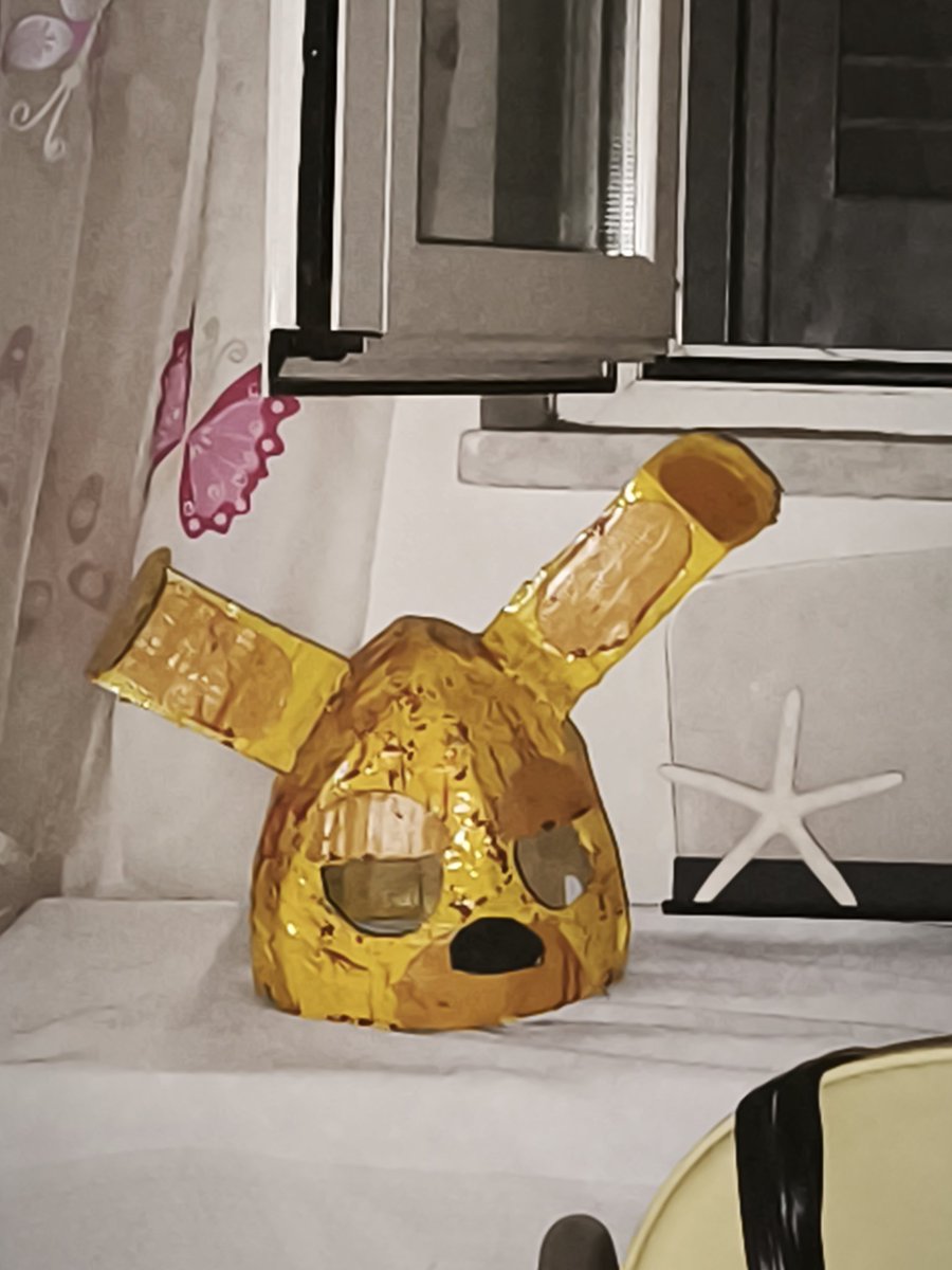d0gbackwardssz's tweet image. he's staring at me.
#fnaftwt
i wanna get in my william cosplay (IT'S 40° I CAN'T)