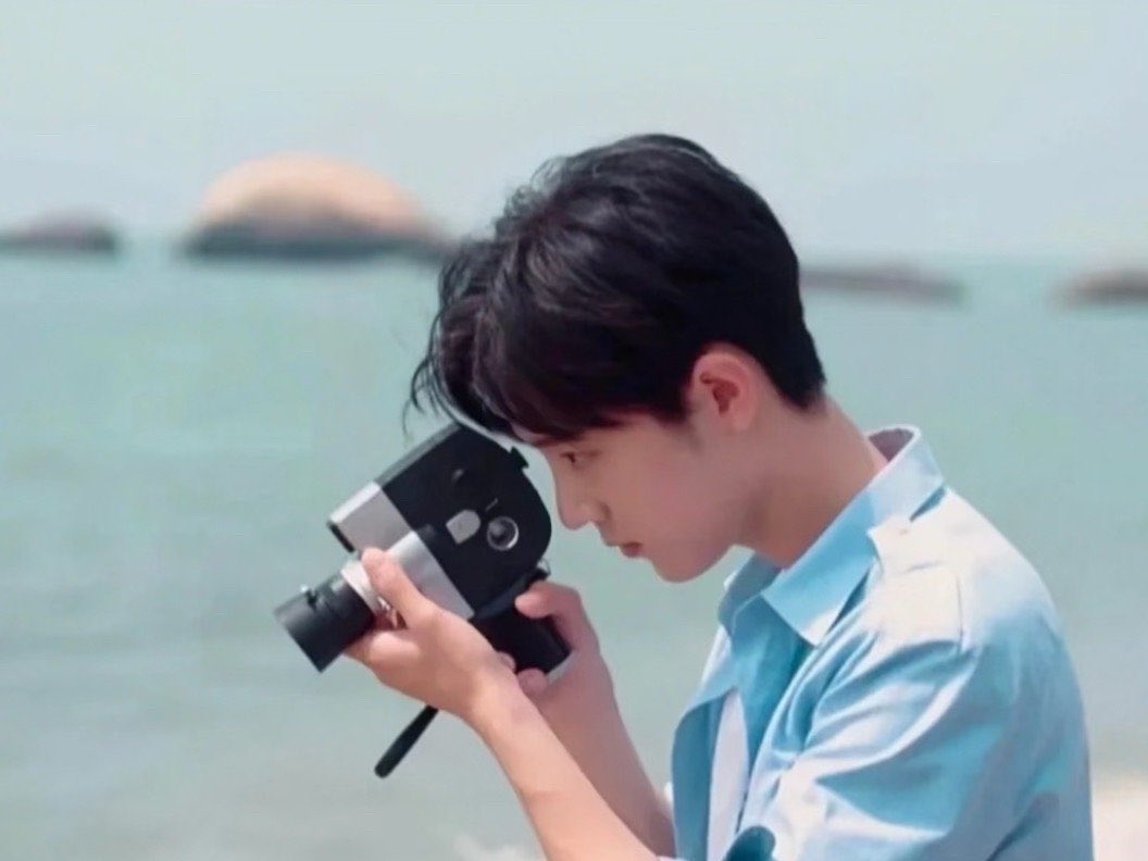 XZFCTH1005's tweet image. เพิ่งเคยเห็น!
หน้าโปรไฟล์ Weibo ของเซียวจ้านก่อนเข้าวงการ ตอนนั้นเซียวจ้านยังใช้ชื่อว่า 肖先Daytoy 😊
แต่สิ่งที่น่าสนใจคือข้อความแนะนำตัวด้านล่าง
"Chongqing Yiguangying Visual Media ช่างถ่ายภาพ ผู้ประกอบการและนักออกแบบ ทำงานให้โดดเด่น ทำตัวให้ติดดิน, จำเอาไว้!"…