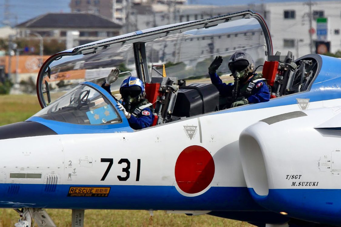 0w2pmY8c6oJ292i's tweet image. #勝手にT4を応援する
#726の日
#ブルーインパルス
ブルーインパルスに4空団司令が搭乗した時のVIPプレート
通常は2枚目のようにキャノピー内側に吸盤で着けるタイプですがこの時は胴体にステッカーを貼っていて初めて見ました。