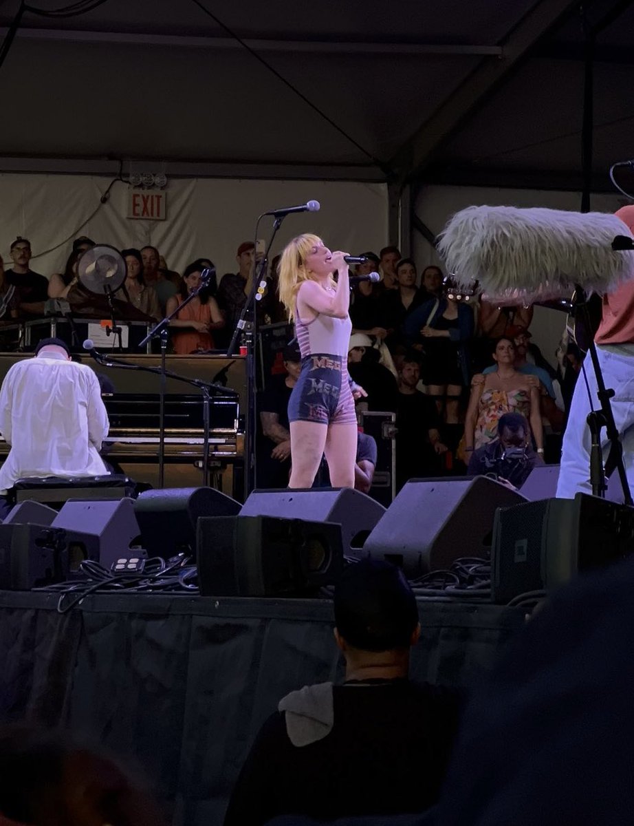 Paramore_Mex's tweet image. Hayley Williams junto a la banda Bleachers en el escenario del Newport Folk Festival: