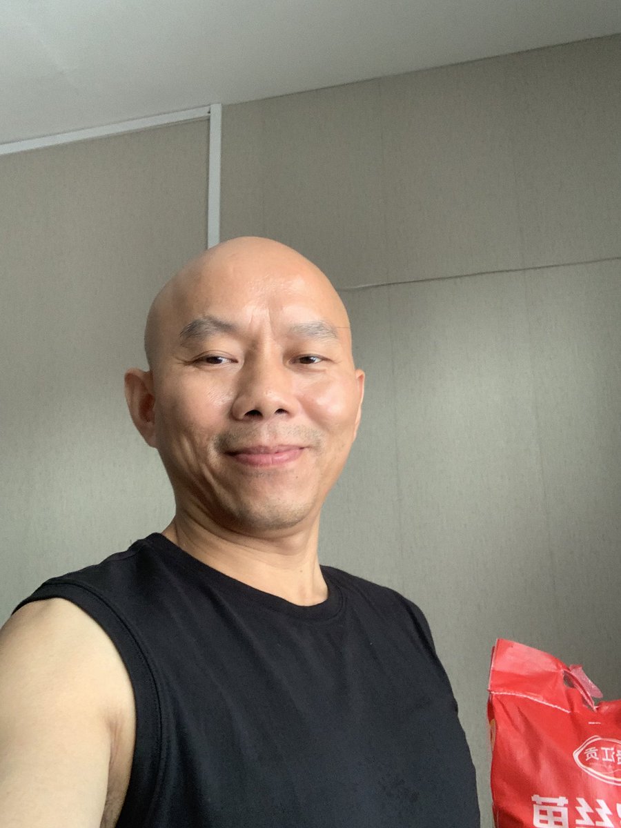 wenfei2732's tweet image. 买了点菜，提了20斤大米回来，400米远居然换了两次手（主要是蛇皮袋勒得手疼）。那个挑200斤的谢文飞你给我回来！
