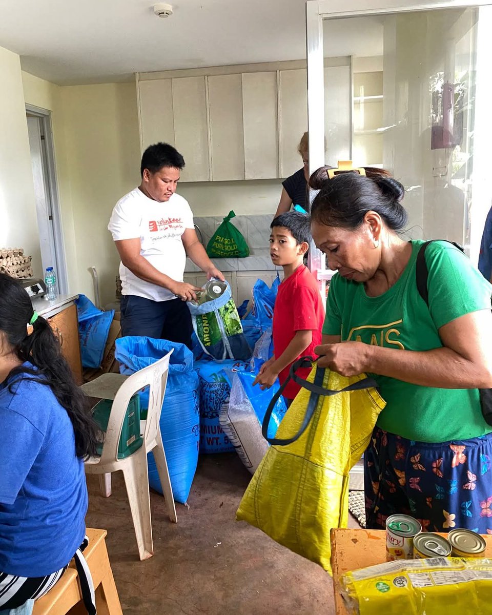 It's time to give our sponsored children from Sto. Niño what they always look forward to each month- their grocery subsidy. 

We were joined by Alison, 14th time volunteer and one of our college scholars, Jerone. 

Huge thanks to donors, sponsors, volunteers, parents &amp; VFV staff