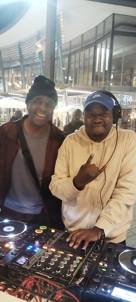 Sir_Blanka's tweet image. One day I&apos;ll tell you a story about how this man&apos;s compilations made me fall in love with playing music. This is where it all began for me, the #Commandments. Full circle. Long live the idols, may the never be your rivals 🙏🏽❤️