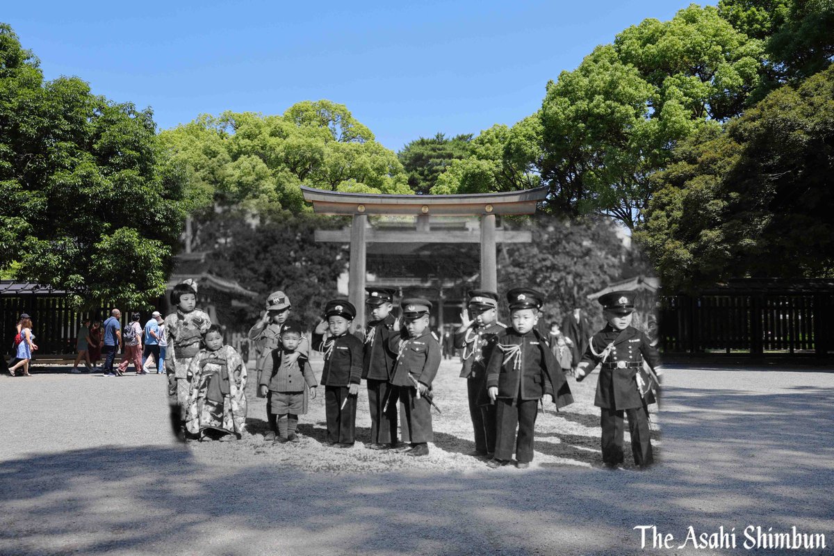 七五三、明治神宮に集った軍服調の晴れ着　時代を映す「豆将星」asahi.com/articles/AST7J… 
戦前～戦後の写真と現代の写真を合成し紹介する連載「戦火の残像」の3回目です。1938年に東京都渋谷区の明治神宮で撮影された七五三参りの写真から合成された1枚です。（居）